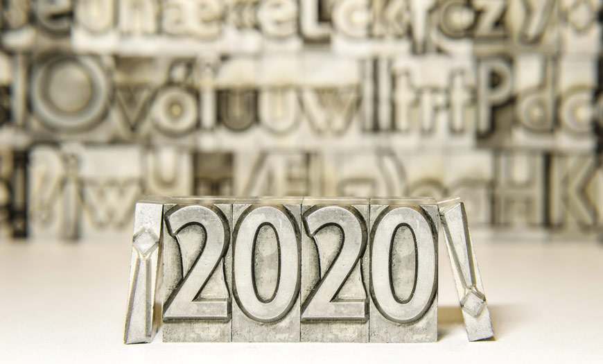 金属字说2020!背景上有模糊的金属字体