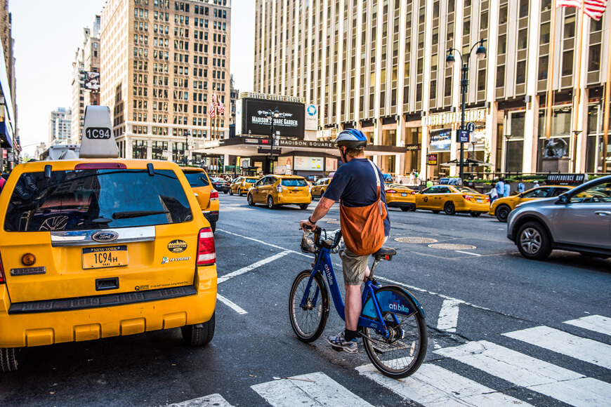 自行车穿过繁忙的路的人揭示了自行车文化如何改变运输动态