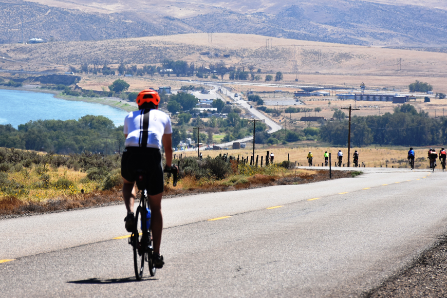 在俄勒冈州，骑自行车的人沿着长长的斜坡穿过风景优美的风景。