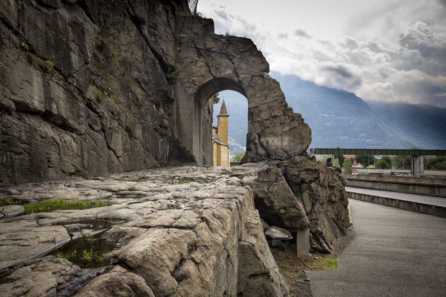 古罗马路和拱门仍然站立于意大利Aosta山谷