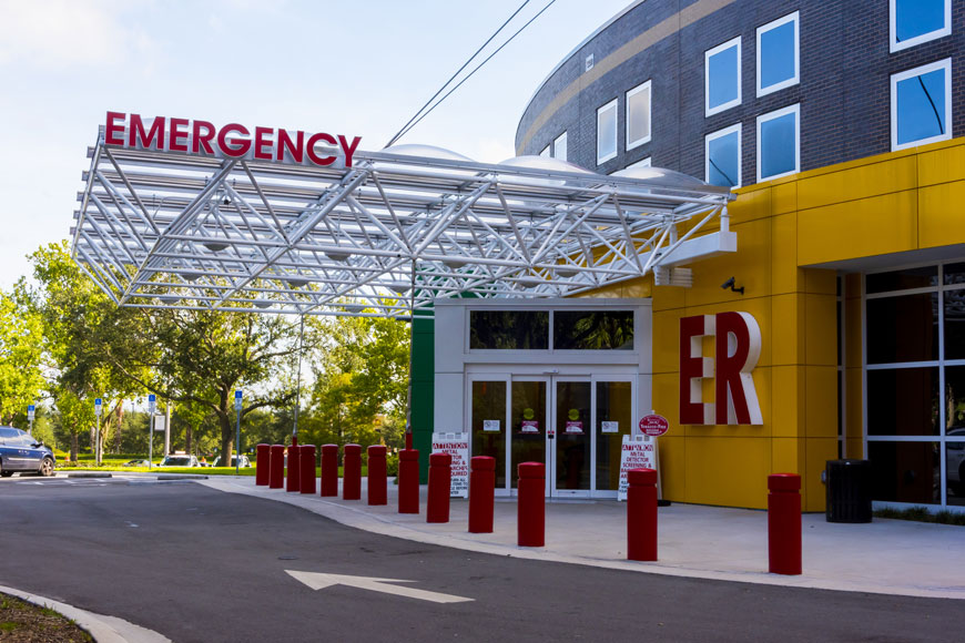 明亮的红色柱布保护医院急诊室的入口