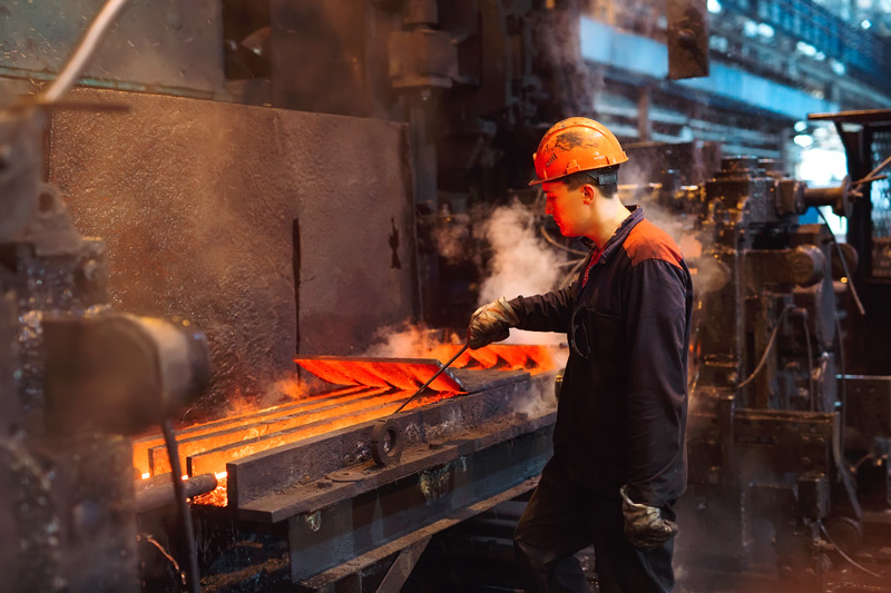 钢铁是在铸造厂和钢铁厂生产的