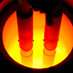 电弧炉将钢加热到2500华氏度以上时会发出红光