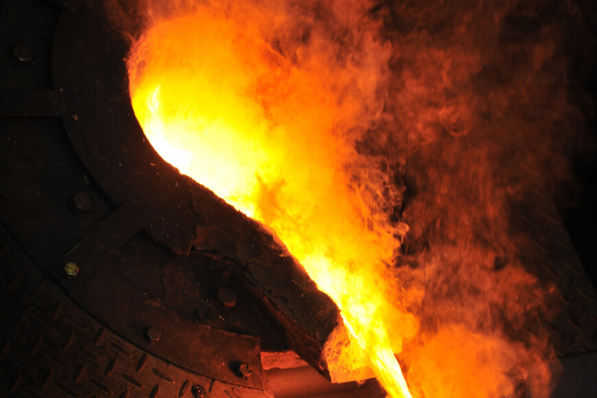 熔融金属被清空从炉子里倒入浇筑物