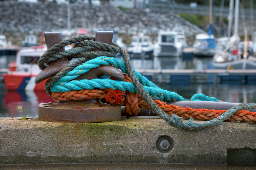 在苏格兰的一个码头上，一串五颜六色的绳索悬挂在鹿角系柱上