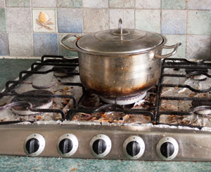 不锈钢锅上烧焦的污渍