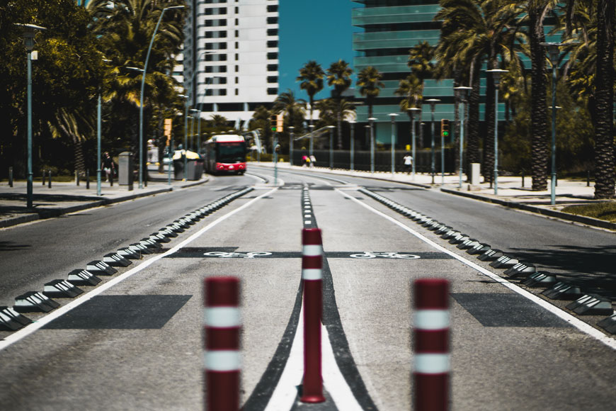 一幅城市街道与自行车和公共汽车车道的图片