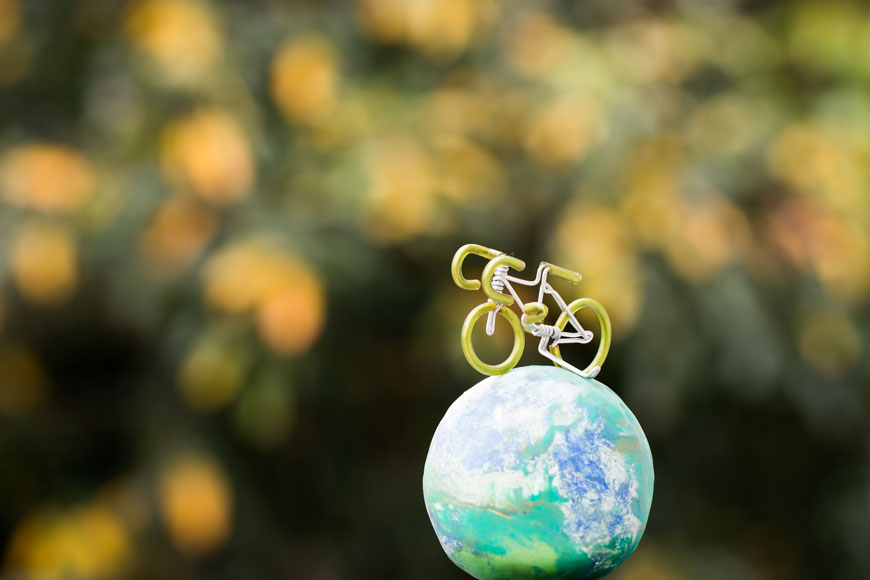 一辆线框自行车停在地球仪上，代表世界自行车日