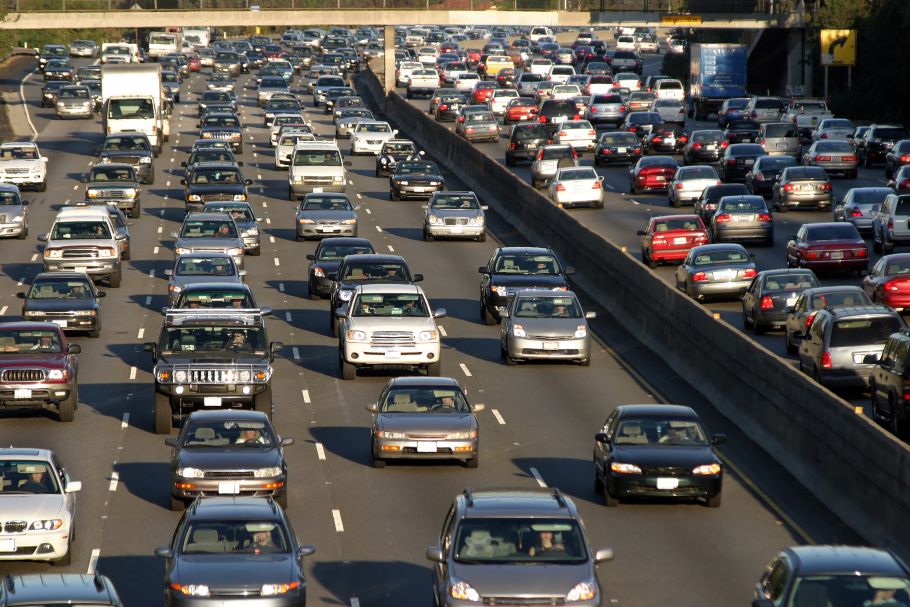 洛杉矶繁忙的交通包括两个方向的8车道高速公路