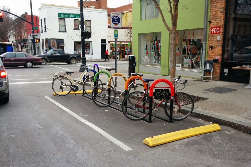 街道上的自行车围栏由5个五颜六色的u形架组成
