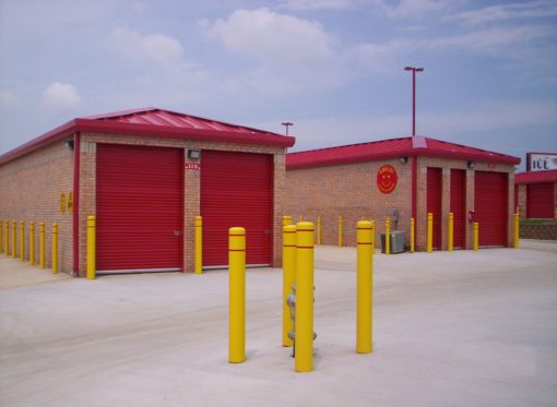 R-7110塑料护柱覆盖在红色建筑前的户外