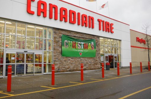 红色R-7109塑料柱布盖在加拿大轮胎店前