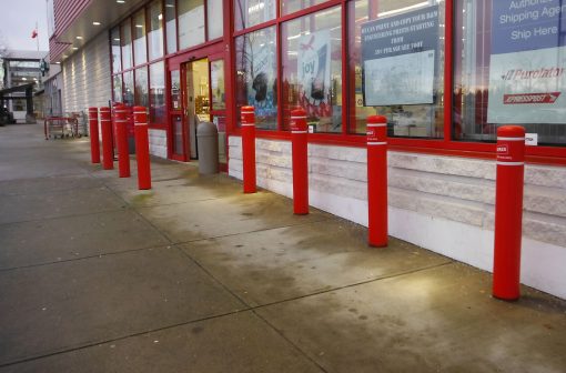 红色R-7109塑料柱布盖在建筑物入口处