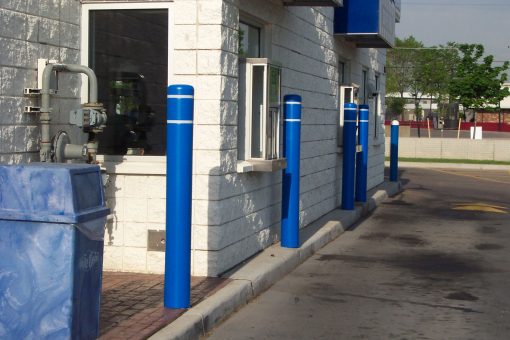 蓝色R-7111塑料柱布在建筑墙旁边