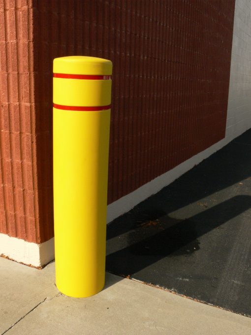 黄色R-7155塑料系柱罩在街角
