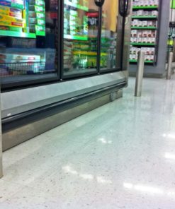 在杂货店里，用R-7186螺栓固定的柱子保护冰箱
