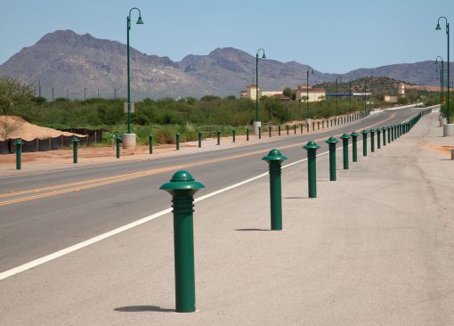 公路沿线一排排的绿色R-7572装饰护柱