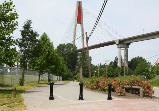 R-7592装饰系柱与桥在背景