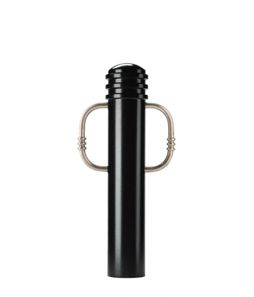 黑色钢系柱与不锈钢自行车臂