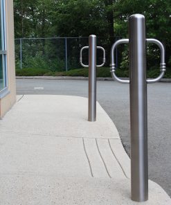 两个R-8904混凝土上的不锈钢自行车柱