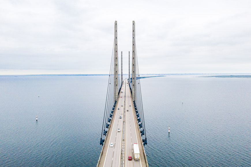 在瑞典和丹麦之间的一座桥上有一个电缆中间