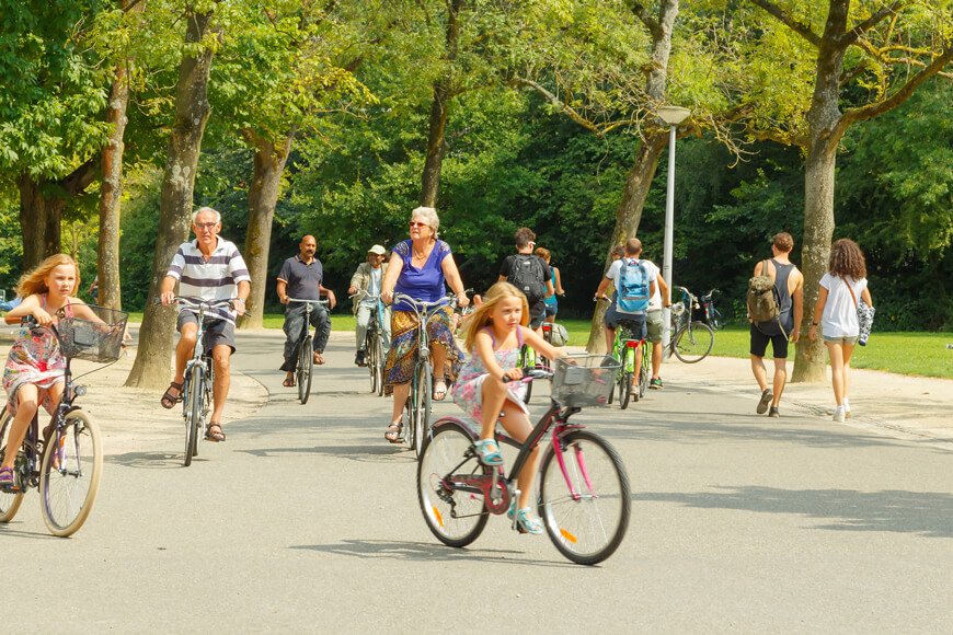 阿姆斯特丹各个年龄段的骑自行车的人揭示了欧洲自行车文化的流行