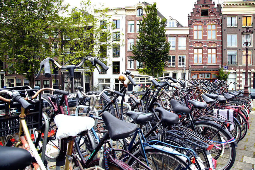 一排拥挤的自行车停车场信号信号大型自行车文化