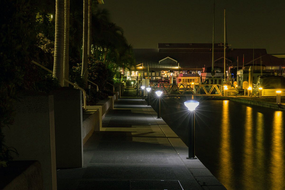 建筑照明的系柱点缀在码头的前面，提醒人们远离码头边缘