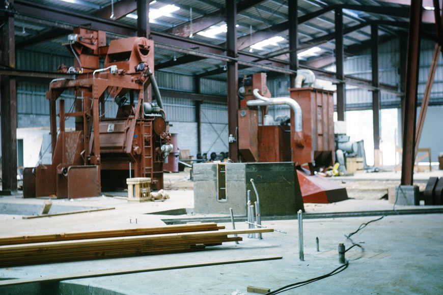大型铸造机正在安装在铸造厂的污垢上