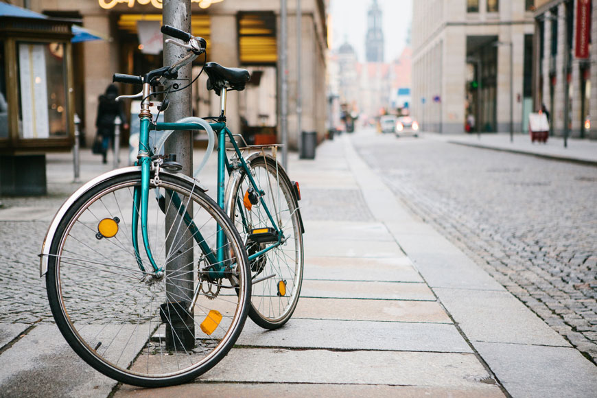 Bicicleta Bloqueada Al Poste de Metal Con UN Cable de Bloqueo en Uea Calle Europea
