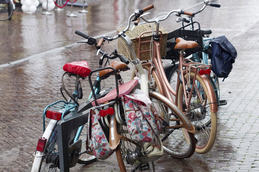下雨天，带背篓的自行车停在街上。