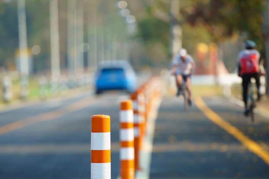 橙色和白色灵活的车道划定标志着自行车道