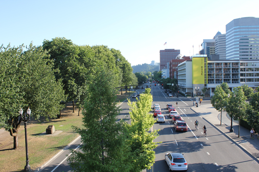 波特兰内藤街的鸟瞰图显示了自行车道，骑者，交通和公园