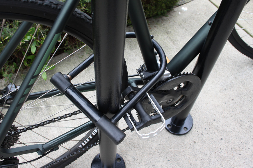一个黑色的u型锁由车轮、自行车架和商业自行车架填充