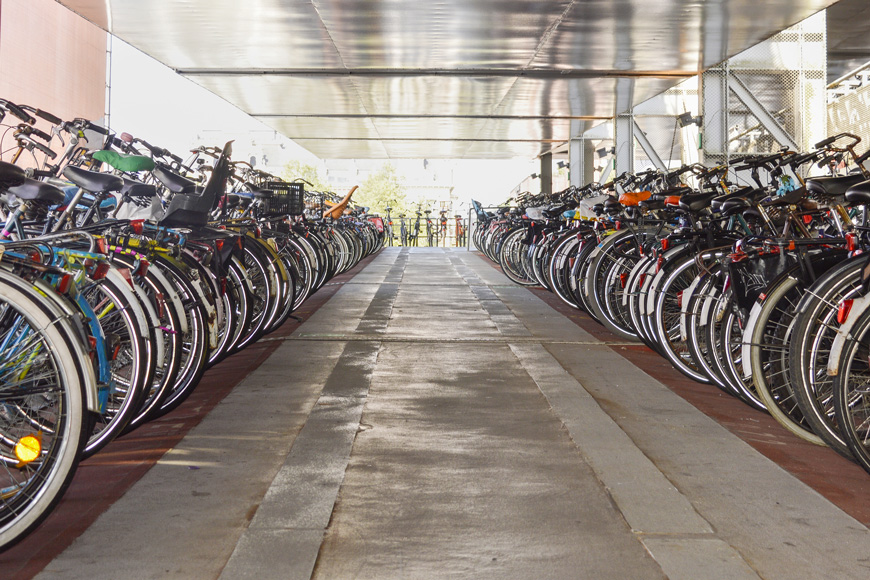 大型庇护自行车停车设施