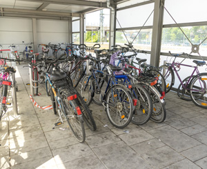 自行车停车场，里面有几辆自行车