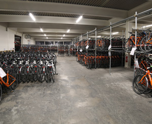 自行车室存储数百辆自行车