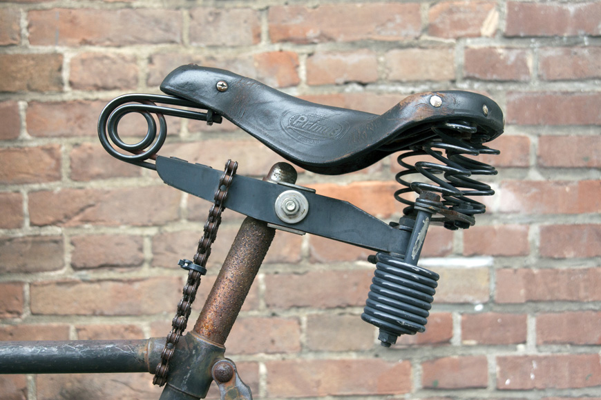老式自行车上的定制自行车座是用自行车链条锁住的