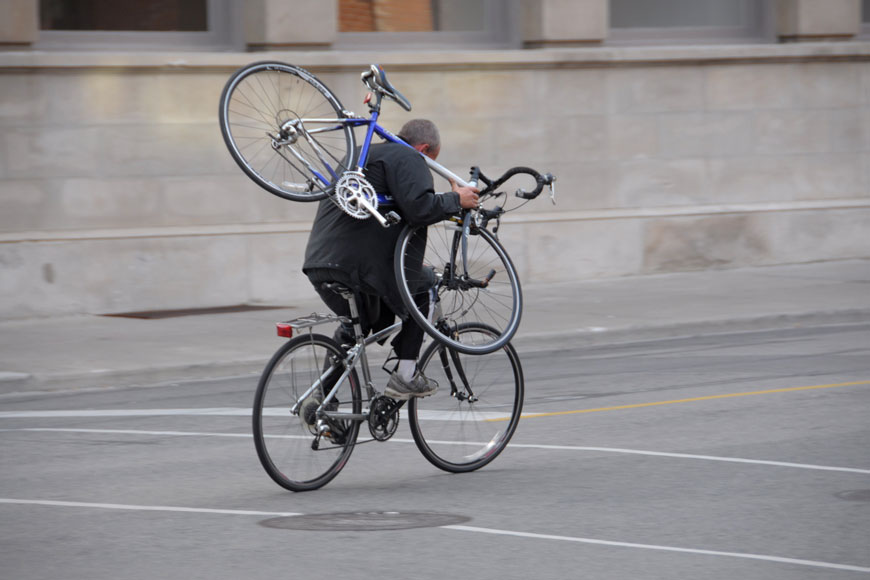 一辆自行车小偷骑着第二辆自行车骑行
