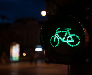 夜间的绿色自行车形交通信号的特写镜头使自行车通过