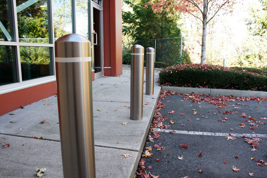 不锈钢系柱坐在店面前面的叶子散道停车场上方的遏制