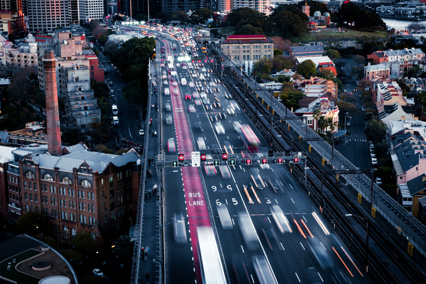 从悉尼桥上的景色展示公共汽车，自行车，步行，铁轨和车道