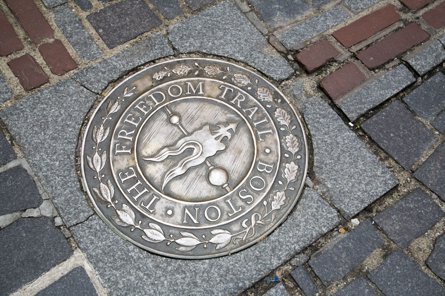 青铜自由步道纪念章沉入混凝土指向自由小径的方向