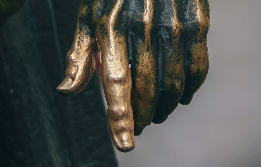 那些触摸雕像手的人已经把雕像上的铜锈擦掉了