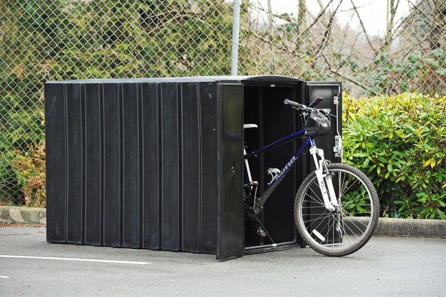 一辆蓝色的科纳自行车从自行车储物柜里探出一个轮子