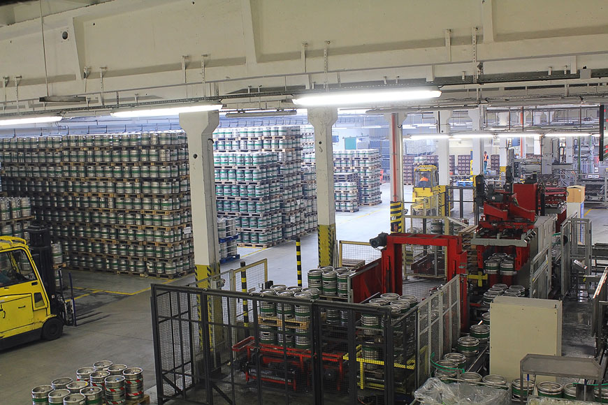 一个充满堆积的啤酒的仓库的仓库，叉车和工业照明