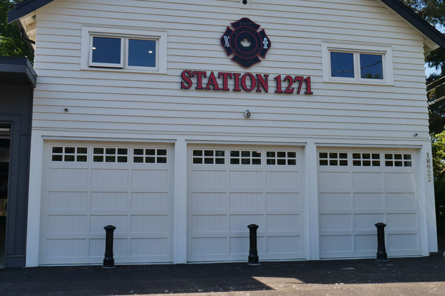 历史悠久的消防厅有三扇旧的消防车舱门，由护柱保护