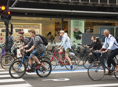 许多人骑自行车上下班