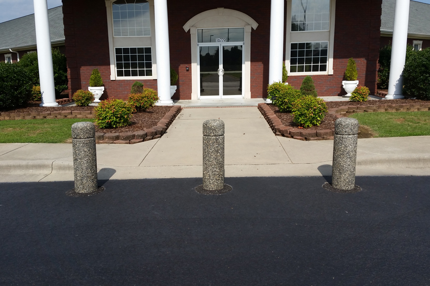 预制混凝土护柱为建筑物入口提供了安全保障