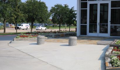 两个短的混凝土护柱有助于防止汽车过于靠近建筑物的大门